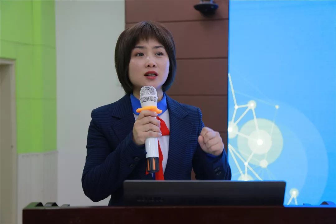 住货车的女士 视频海报