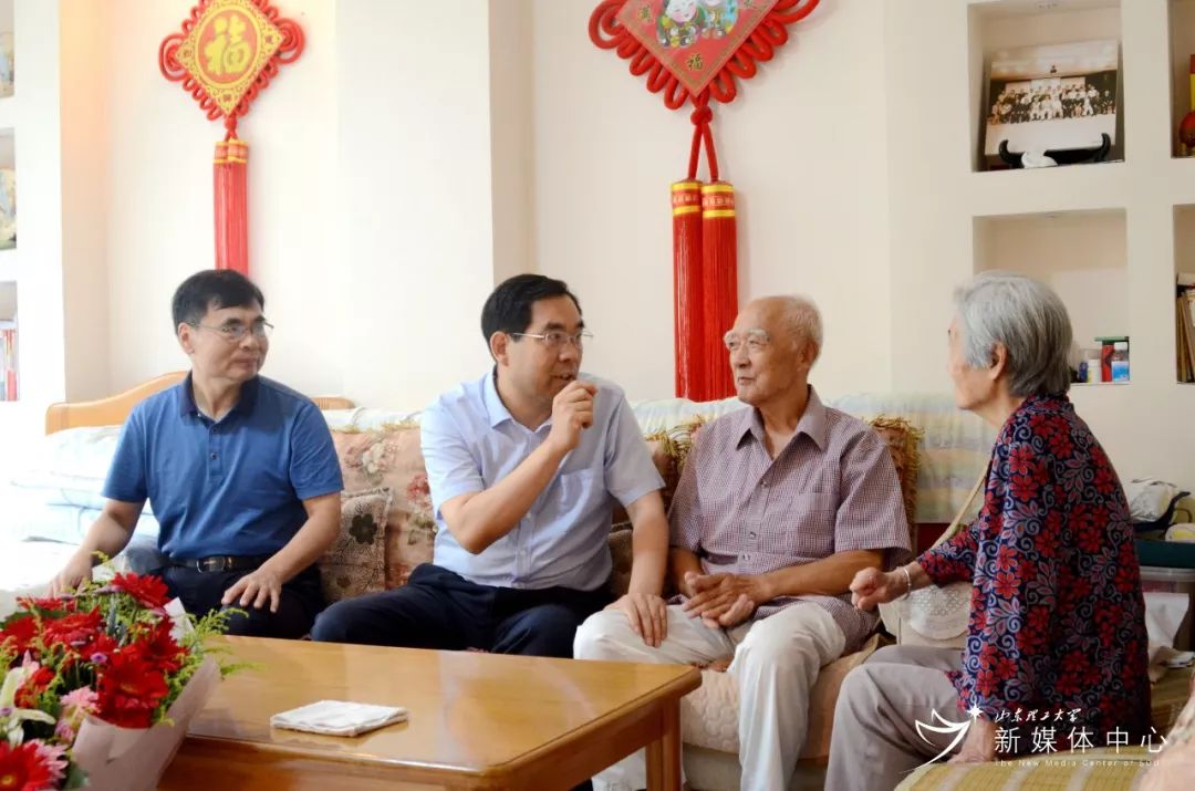 修剪草坪的小黄人 视频海报