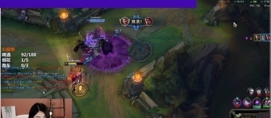 俏皮女学生 视频缩略图