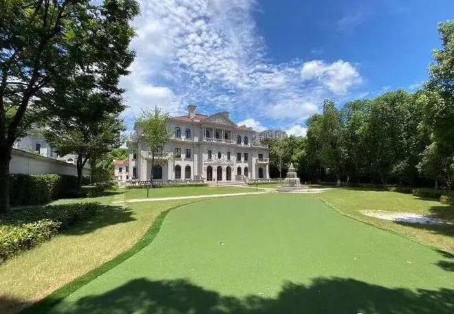 修剪草坪的小黄人 视频主图