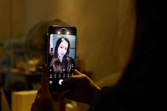 冰下的鱼 视频海报